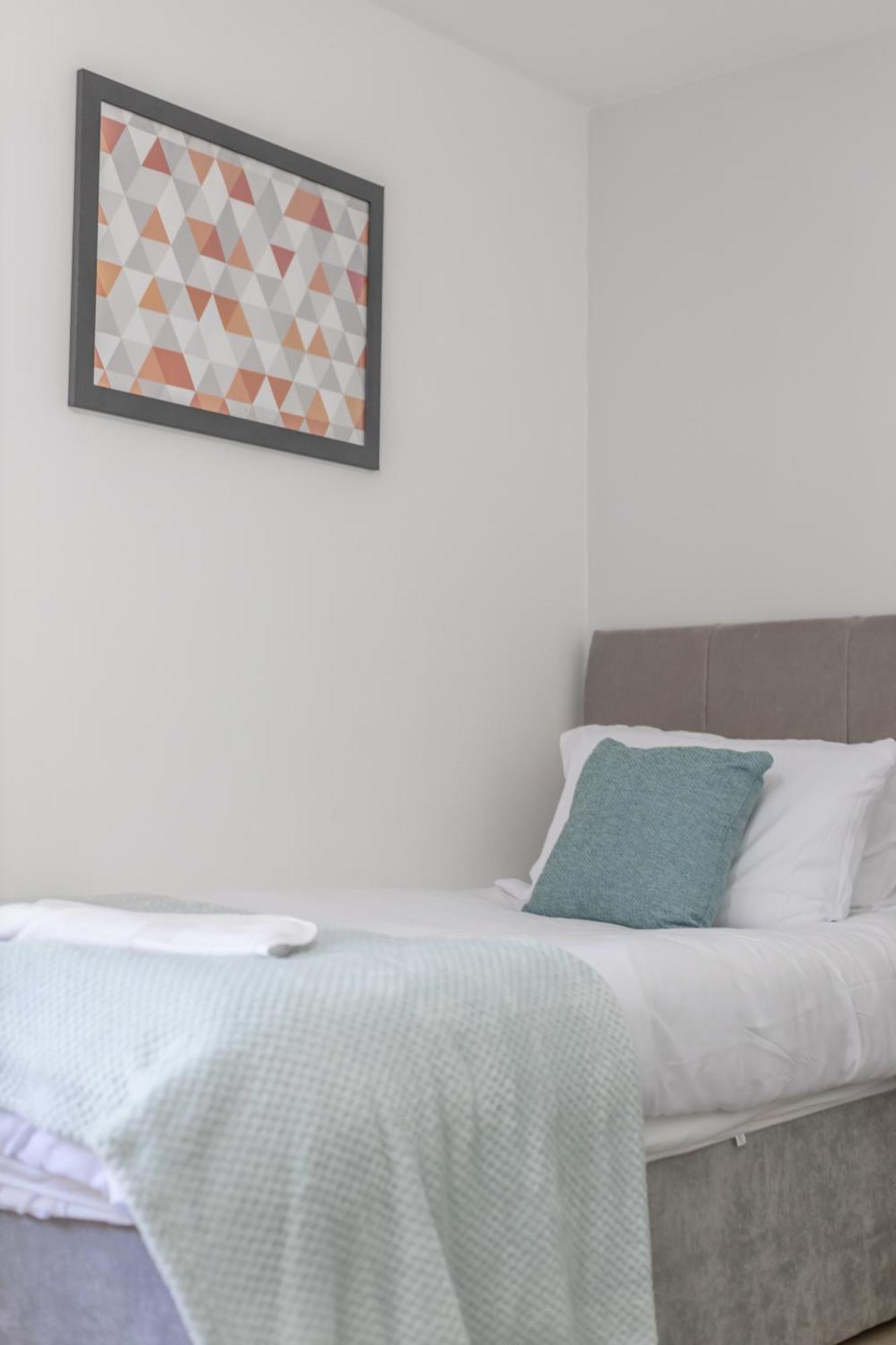 Opp B'Ham - Freshly Refurbished Walls And Carpets! Big Savings Booking 7 Days Or More! Apartment Marston Green Exterior photo
