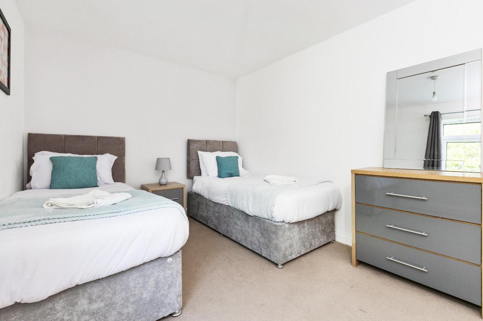 Opp B'Ham - Freshly Refurbished Walls And Carpets! Big Savings Booking 7 Days Or More! Apartment Marston Green Exterior photo